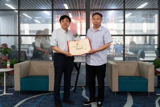新葡京官网向范强现场颁发聘书